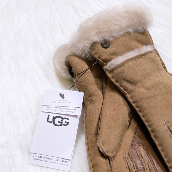 UGG Women’s Seamed Tech Gloves In Chestnut - Picture 3 of 6